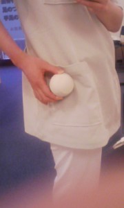 ボールを使った腰痛予防方法（中殿筋小殿筋をほぐす）のボールを当てる位置