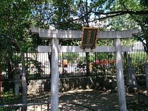 横浜市港北区の菊名池公園プールすぐそばの菊名弁財天