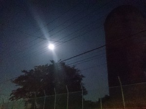 鶴見区馬場の貯水池の塔と月