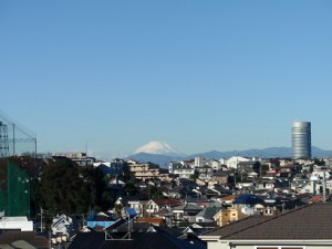 横浜市鶴見区から見た富士山